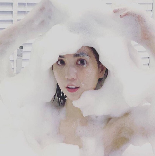 VIÊN TẠO BỌT TẮM LUSH - THE COMFORTER BUBBLE BAR | BigBuy360 - bigbuy360.vn