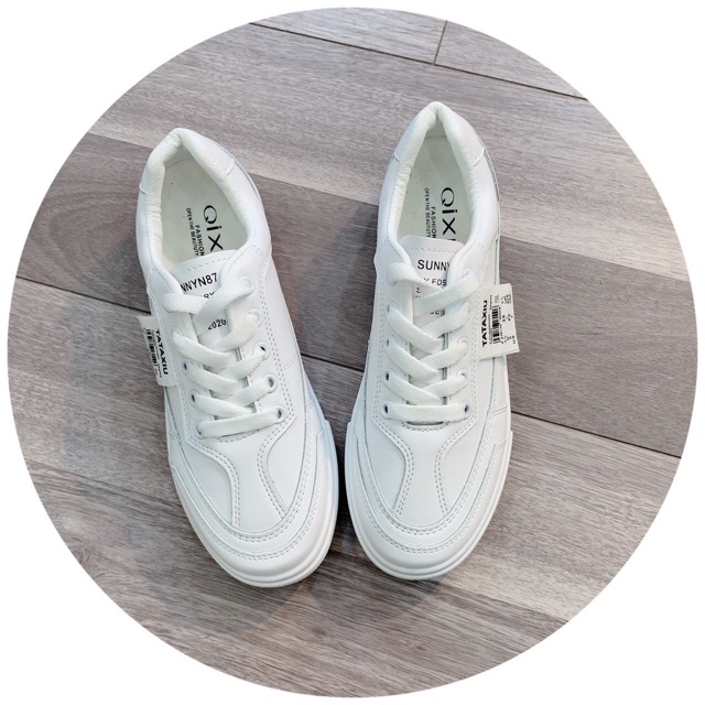 Giày thể thao tem