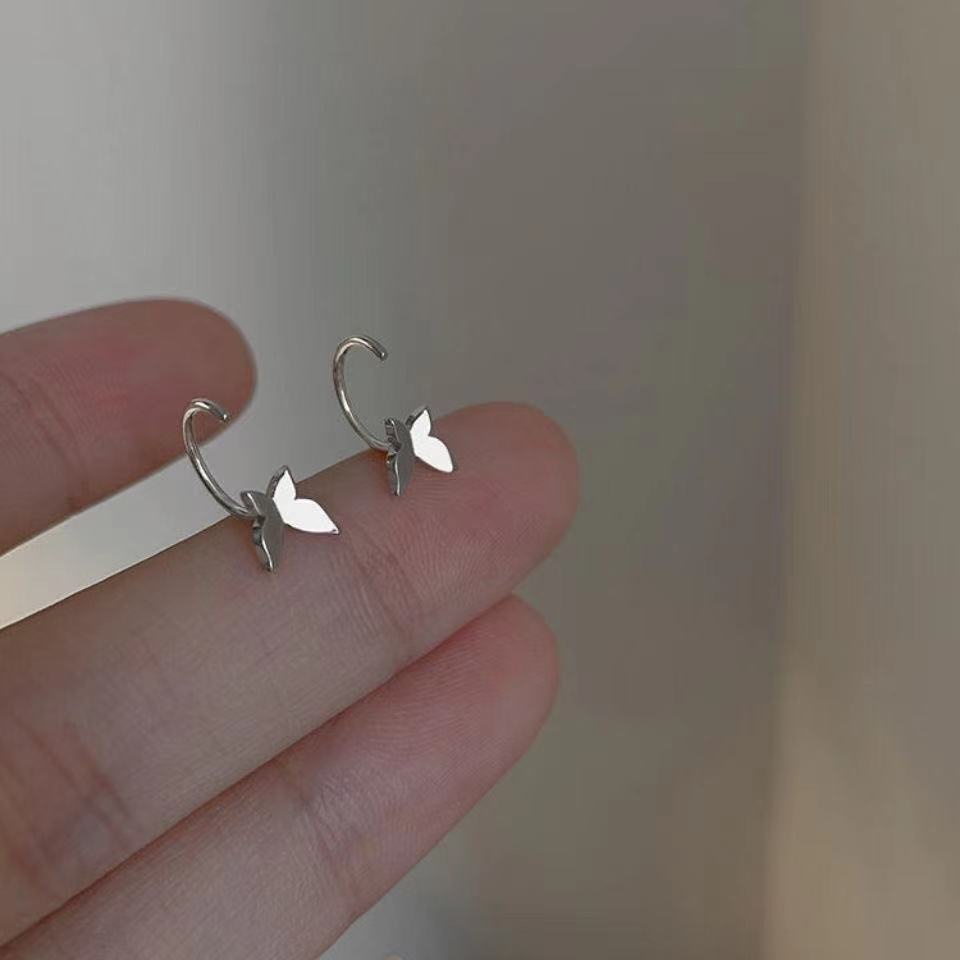 Khuyên tai vòng tròn nhỏ dạng hở hình bướm bất đối xứng màu bạc xinh xắn dành cho nữ