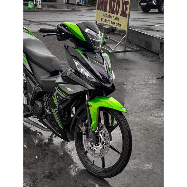 Tem Rời Winner V1 viền xanh dán cho xe màu đen