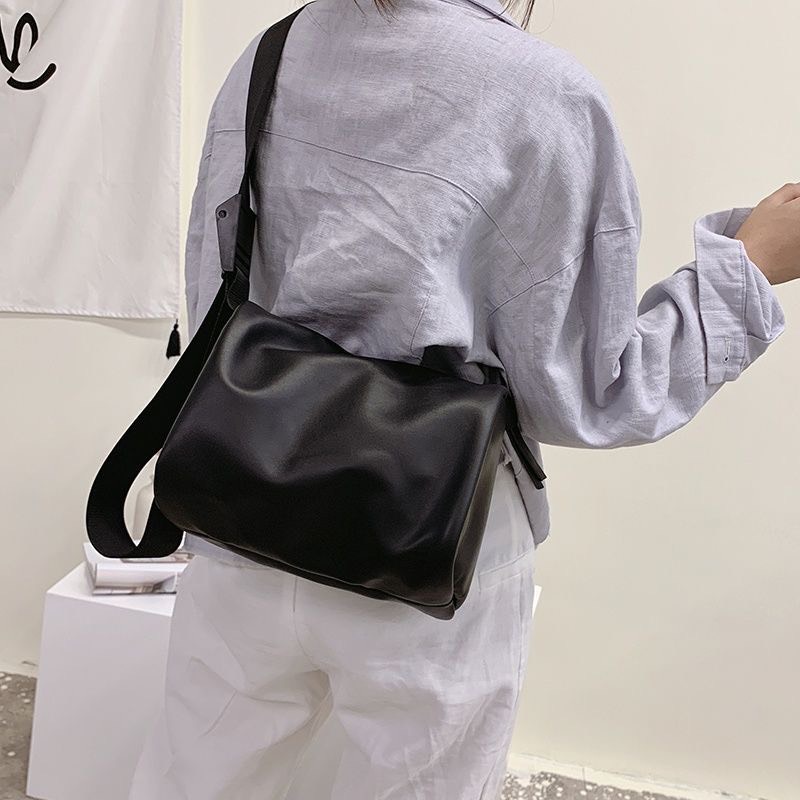 Túi trống đeo chéo đeo vai trơn màu đen dáng cơ bản unisex dành cho nam và nữ