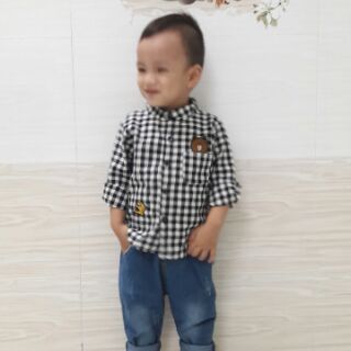 Set áo sơ mi phối quần jean.