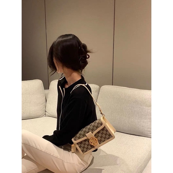 Túi 𝐌𝐢𝐨𝐜𝐫𝐚 𝐤𝐨𝐥𝐲 nền logo khoá vàng