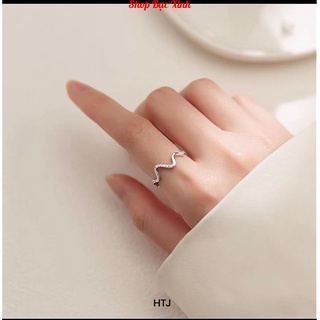 Nhẫn nữ bạc ta KWJ kiểu dáng uốn lượn.