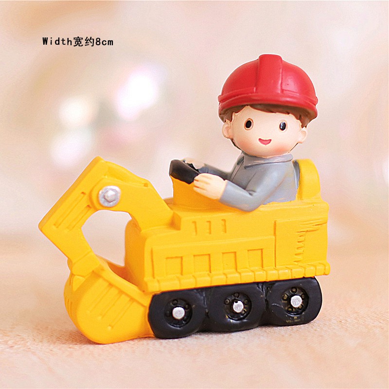 Trang trí bé trai lái máy xúc nhựa