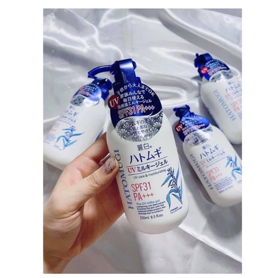 Sữa dưỡng thể chống nắng Hatomugi SPF31 PA+++ dưỡng trắng, se khít lỗ chân lông 250ml | BigBuy360 - bigbuy360.vn