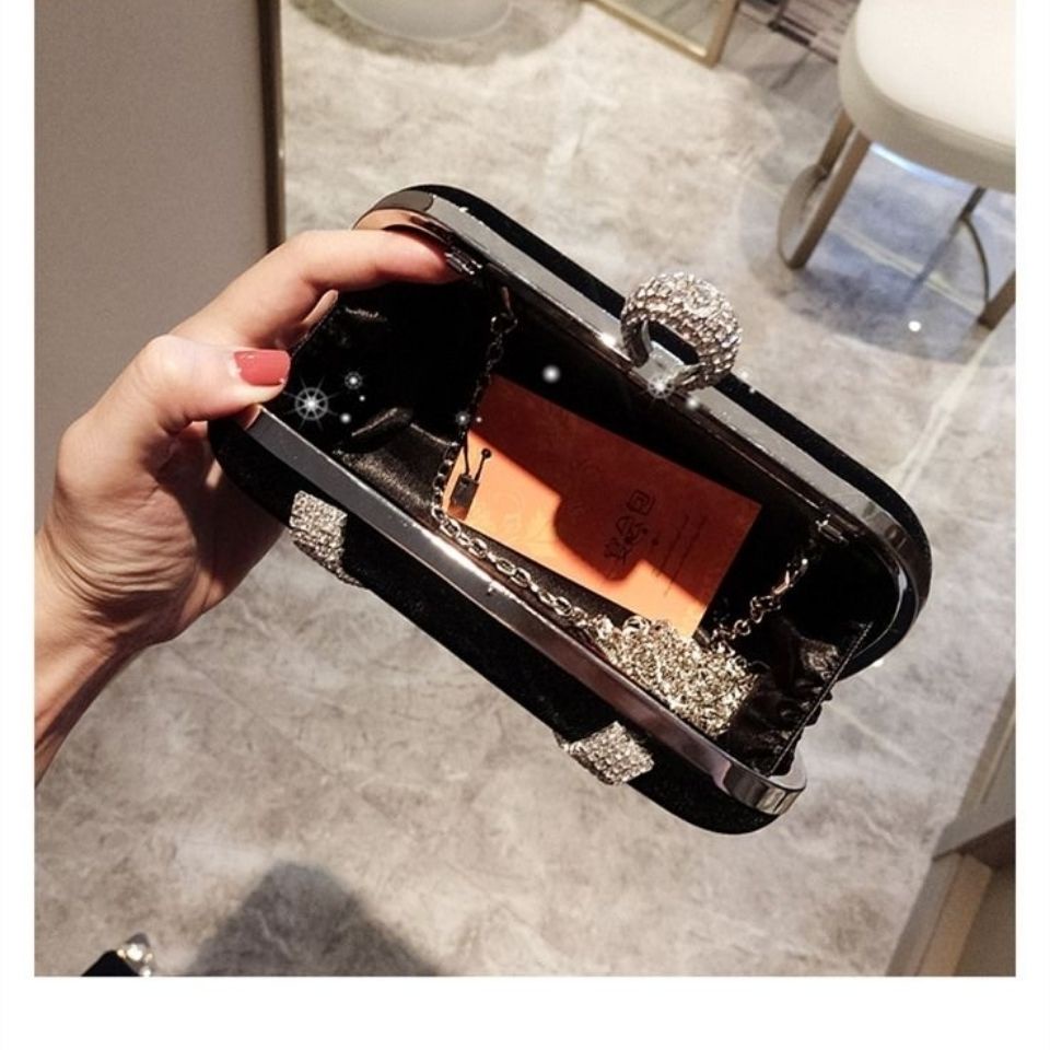Ví cầm tay đính đá sang trọng dành cho nữ