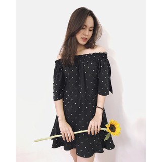 Đầm bẹt vai chấm bi, thiết kế