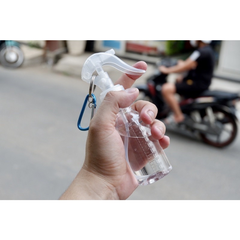Bình Xịt Rửa Tay khử khuẩn Mini 100ml  Có Thể Tái Sử Dụng Kèm Móc Khóa  Trên đầu xịt có tích hợp khóa gài công