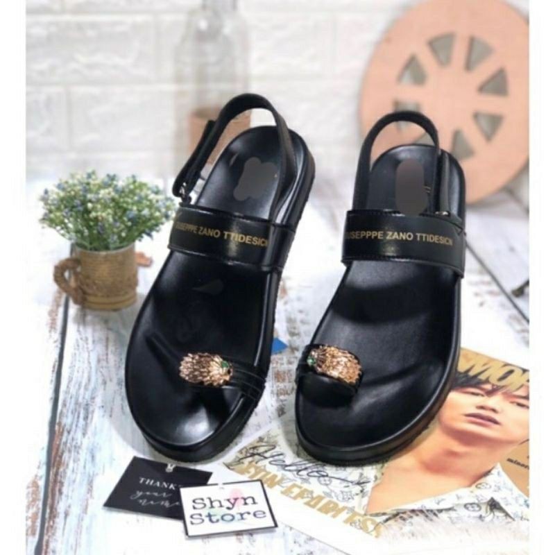 Sandal nam xỏ ngón quqi ngang cực chất