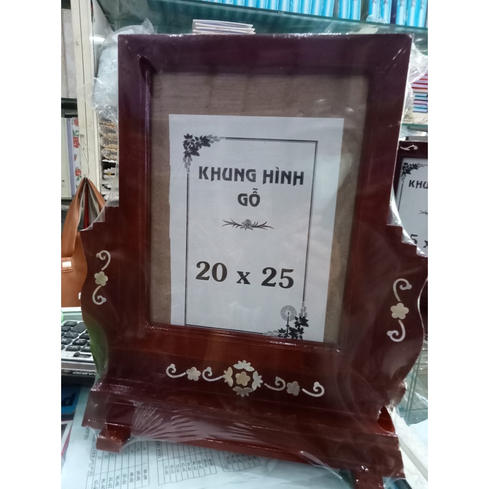Khung hình thờ gỗ có chân đế có 2 màu đen và nâu đỏ 20x25