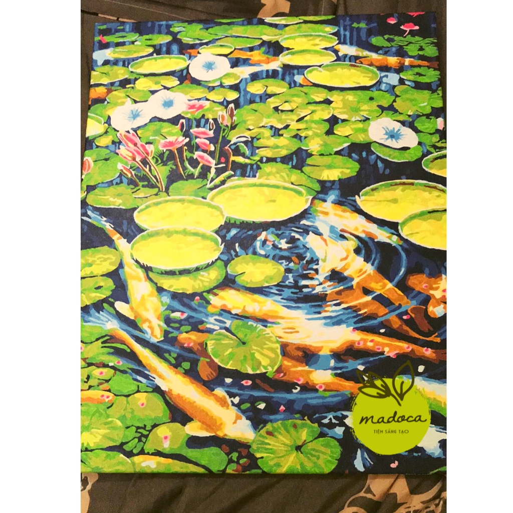 Tranh tô màu số hóa Madoca có khung 40x50cm hồ sen cá vàng T514