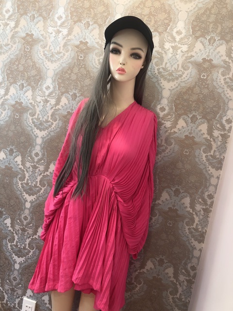 Đầm cánh dơi màu hồng kiểu độc lạ