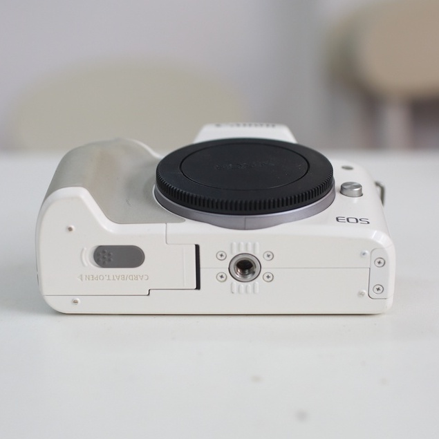 Bộ máy ảnh Canon EOS M50 kèm ống kính Canon M 15-45mm