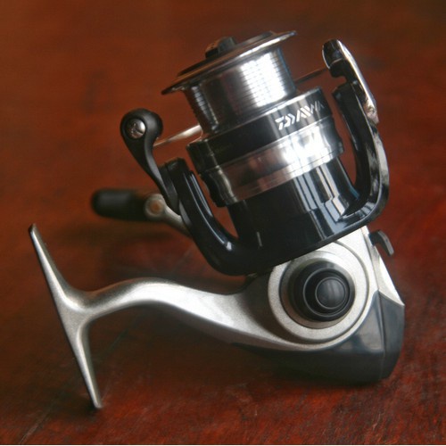 Máy câu cá đứng DAIWA Strike Force size 1000 , 2500, 4000 chính hãng - Top1VN vip 679jasdja
