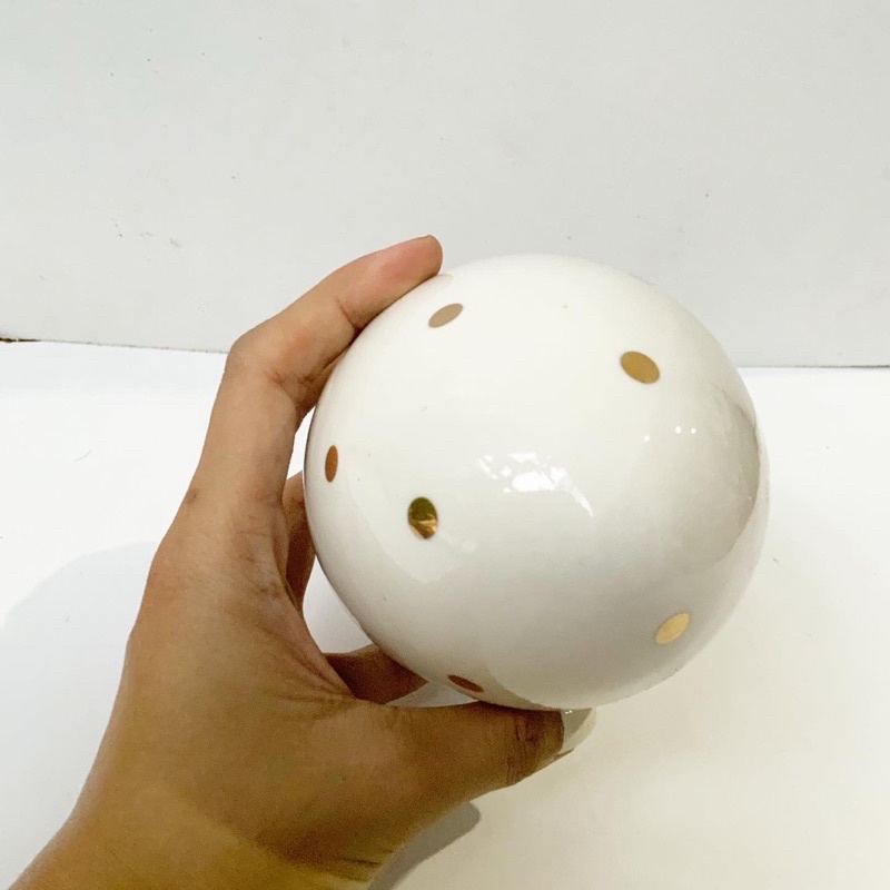 Quả trứng sứ trưng bày