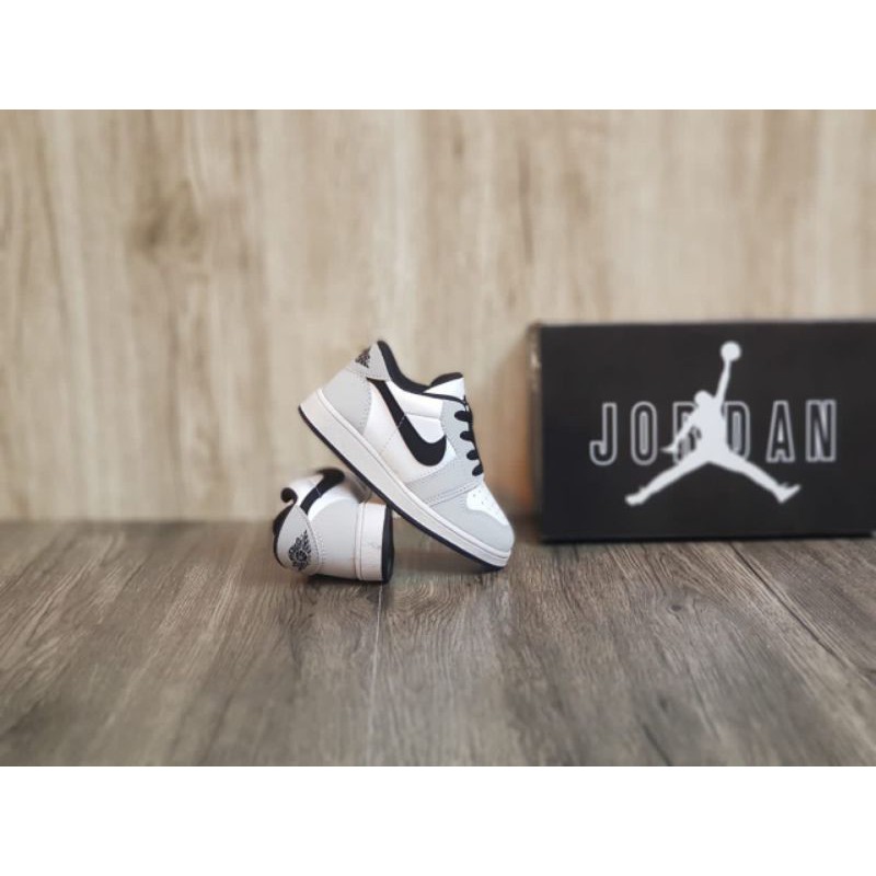 Giày Thể Thao Nike Air Jordan X Dior Cổ Thấp Màu Xám Thời Trang Cho Bé