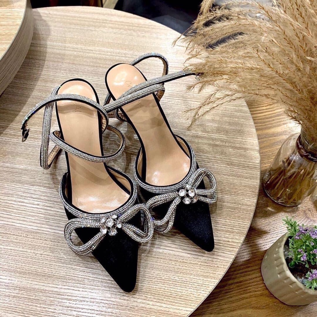 Sandal lụa nơ đá sẵn hàng 2 màu đen - trắng, chuẩn gót 8f cao vừa phải mà vẫn tôn dáng.