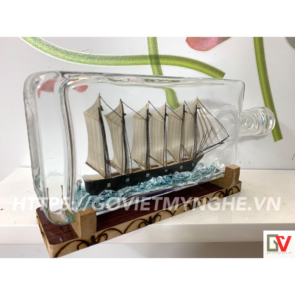 Mô hình thuyền gỗ trong chai thủy tinh kèm tiểu cảnh sóng biển - Dài 25cm