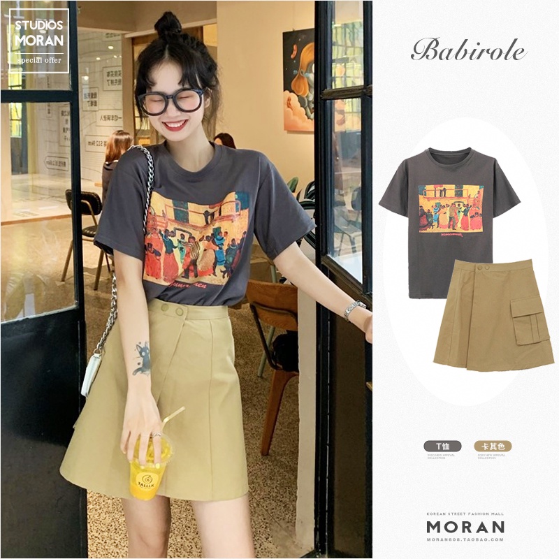 Set chân váy kaki MORAN cài lệch khuy túi hộp dáng A-line+ Áo thun cộc tay màu xám style Hàn Quốc