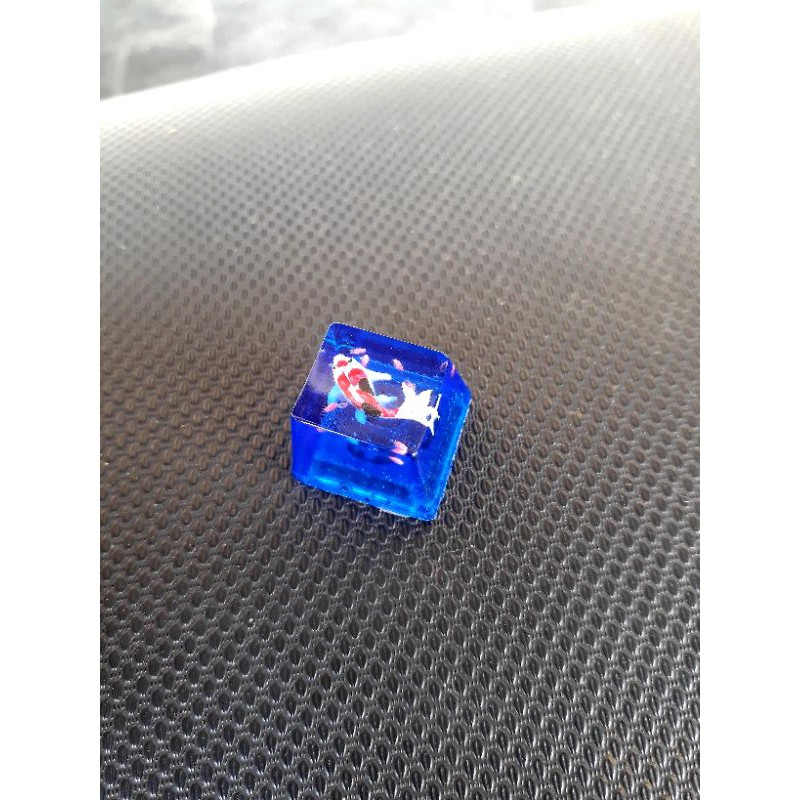 Keycap resin cá koi hiệu ứng cánh hoa anh đào.