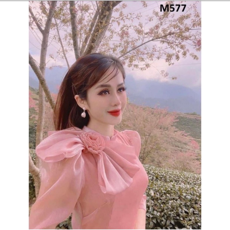 Áo dài tơ óng nơ vai, chuẩn hàng hotgirl Hà Gem nơ hoa to