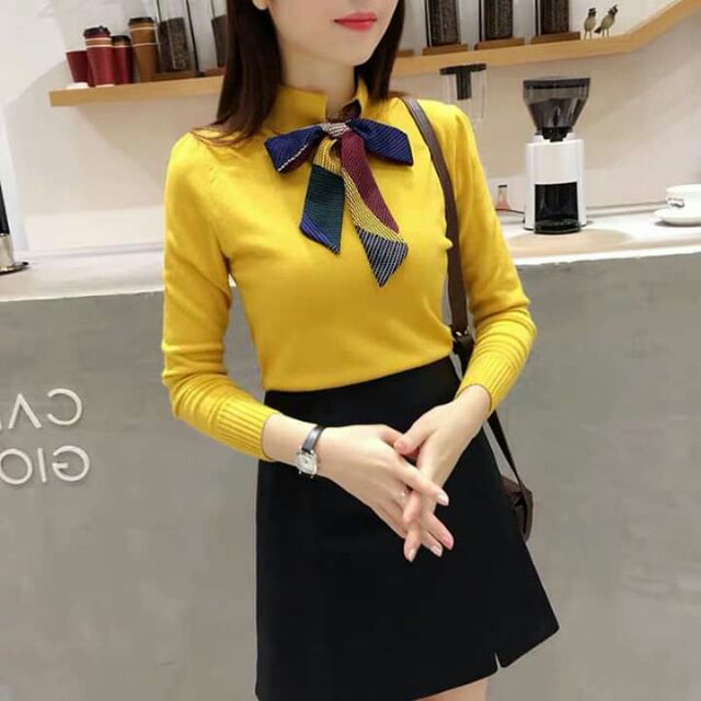 Áo len nơ lụa nhìn áo mê mẩn luôn, áo len dáng sơ mi mix khăn lụa chất lừ dễ phối đồ trông cứ như tiếp viên hàng không ý