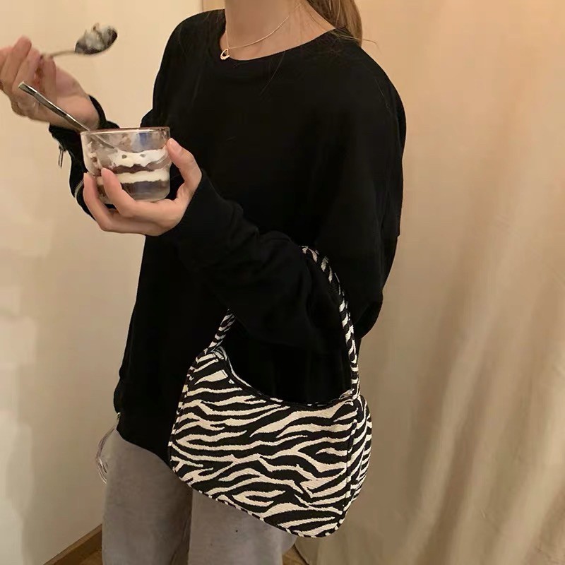 Túi kẹp nách ngựa vằn hot trend Zebra Trendy