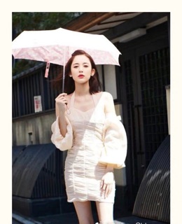 Đầm ôm hở vai Cổ Lực Na Trát