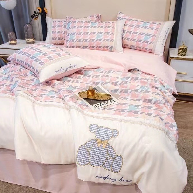 Bộ ga gối chăn hè phi lụa thêu gấu mềm mịn mẫu mới 2022 ,Chăn ga gối phi lụa 4 món vân cánh én chất liệu thoáng mát