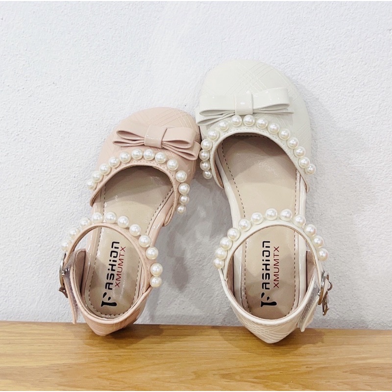 Giày sandal bệt quai ngang đính cườm bé gái - dép quai hậu mũi bít cho bé da bóng mềm đính nơ và ngọc điệu đà đế dẻo9008