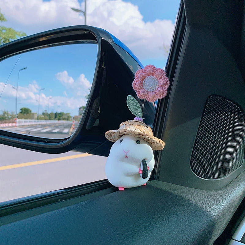 Mô hình chuột hamster đội mũ đan cói cầm đồ ăn dễ thương trang trí cửa sổ xe hơi/bảng điều khiển xe hơi