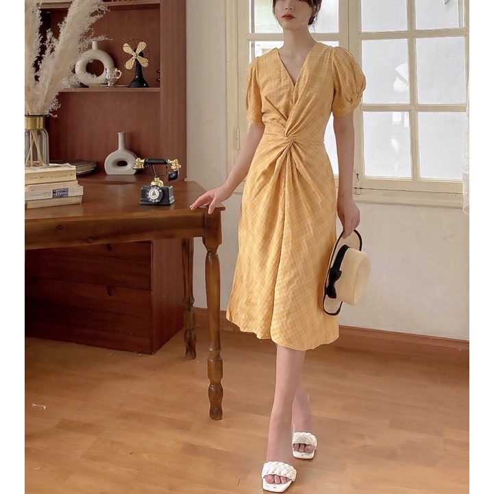 Váy kẻ xoắn eo