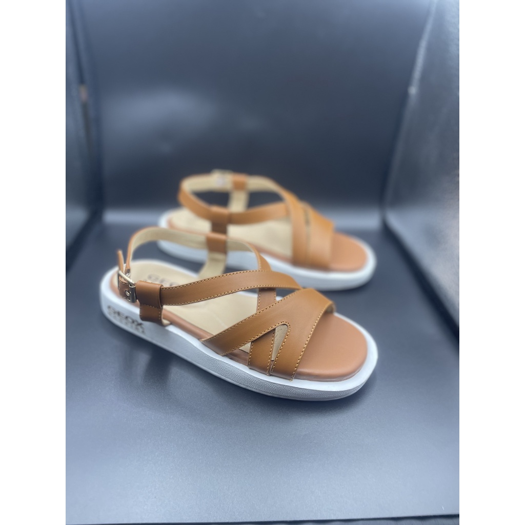 Sandal nữ xuất dư thương hiệu G.e.o.x quai da bò nguyên miếng, đế eva siêu mềm dẻo và êm ái.