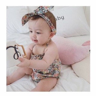 Yếm hoa văn vải xô cho bé gái