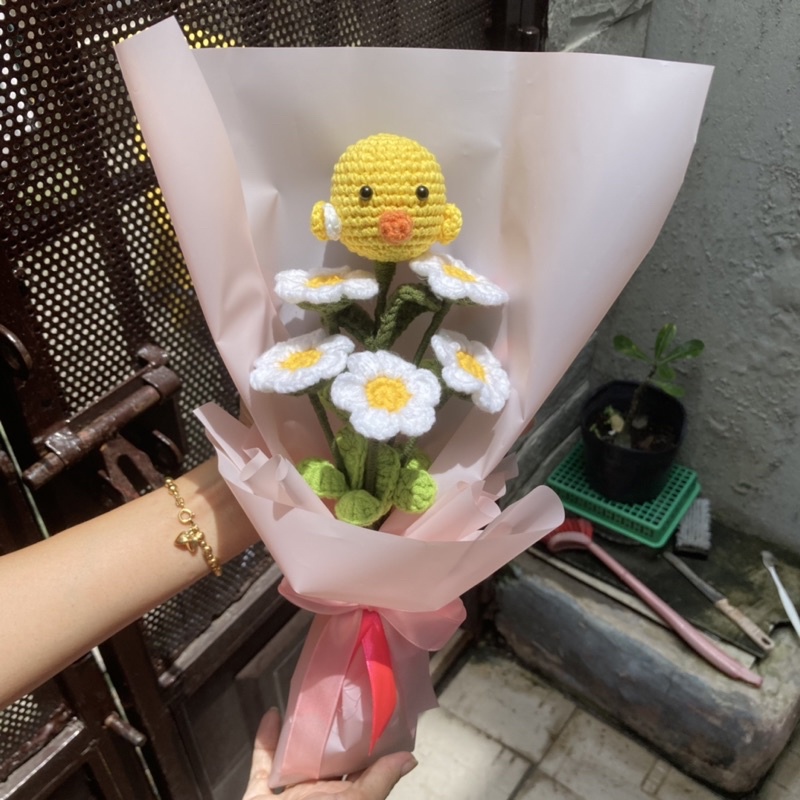 Bó hoa len cúc xuyến chi và con vịt dễ thương