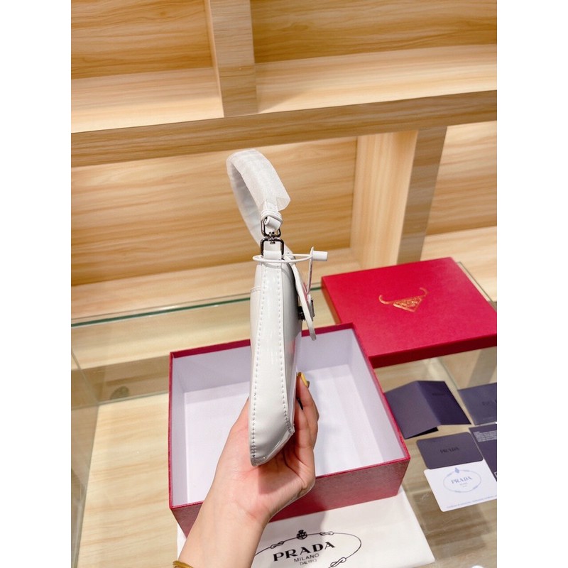 Túi kẹp nách prada nắp hàng da thật sz 22 sẵn trắng