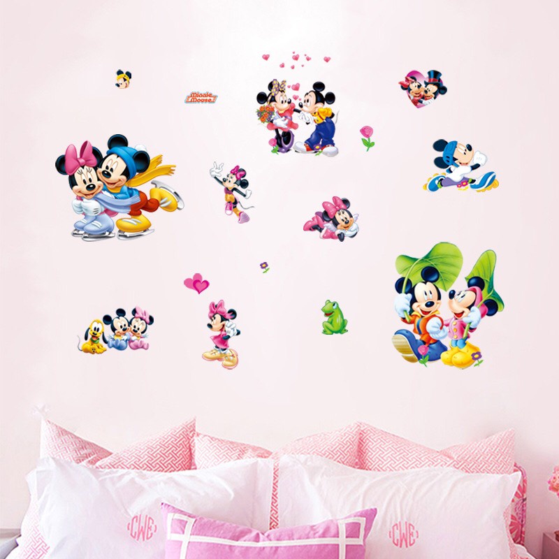 Decal giấy dán tường - Mickey yêu nhau vui chơi cùng các bạn