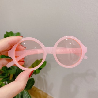 Kính trẻ em xuất dư