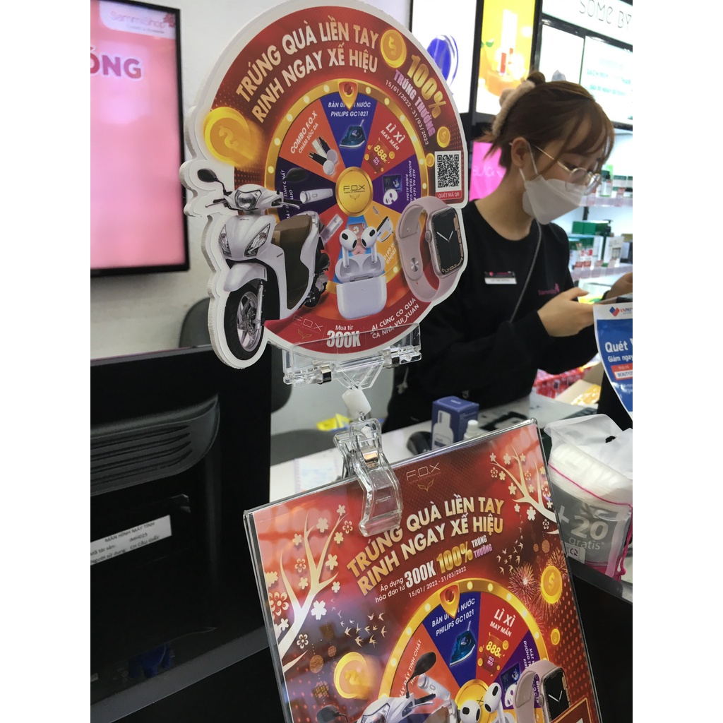 Kẹp mica 2 đầu V06-11cmdùng để kẹp giấy sale và tấm film nhựa trong suốt điền tên và gía sản phẩm