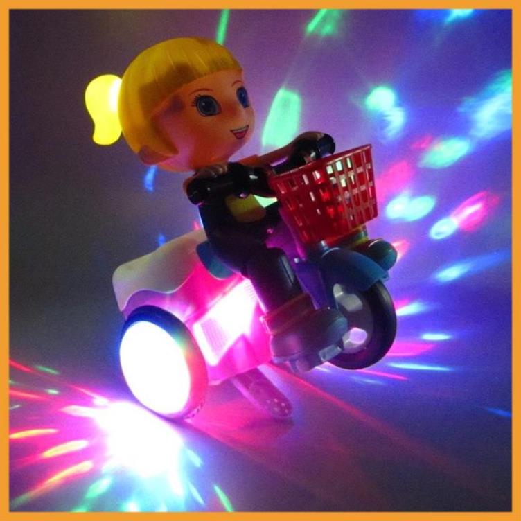 Cậu bé đi xe đạp 3 bánh bốc đầu xe xoay 360 độ có đèn led và nhạc sôi động