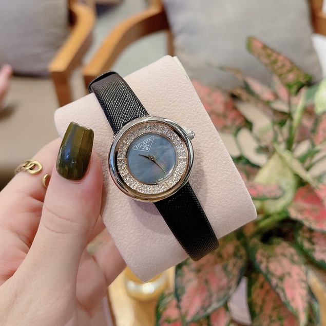 Đồng hô nữ Prada dây da mềm, nhỏ gọn hợp thời trang ,mẫu hàng chính hãng ngon bổ rẻ cho chị em nào cần