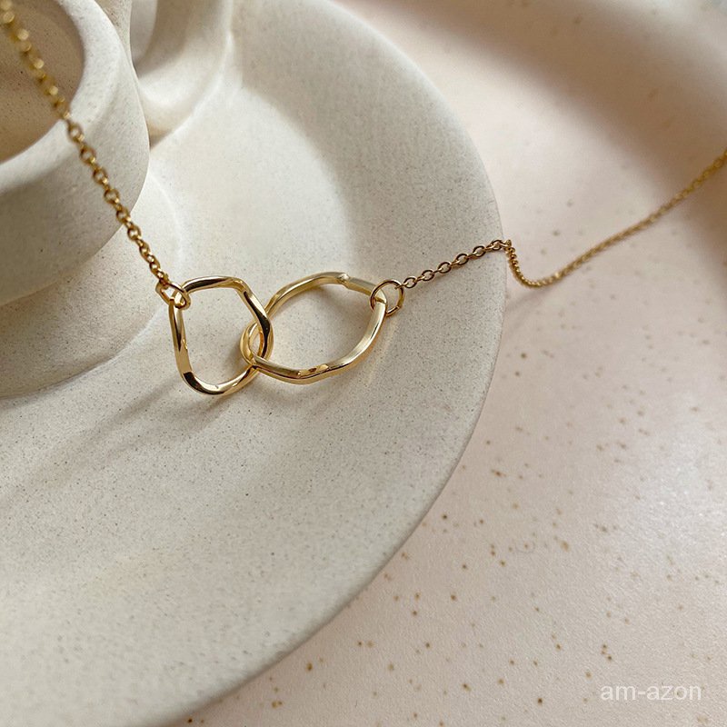 Vòng cổ kim loại thiết kế đơn giản dễ phối đồ