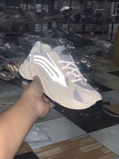 Giày thể thao Y 700