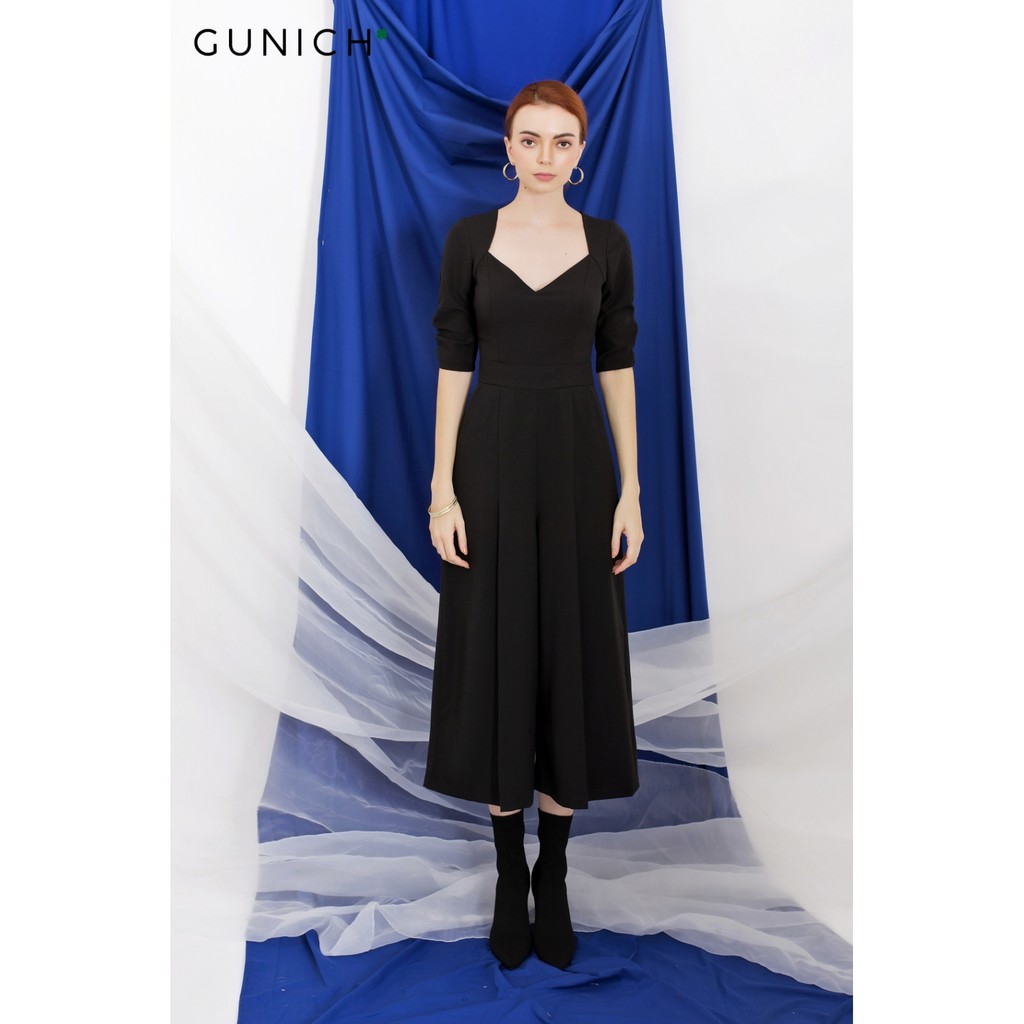 Jumpsuit cổ V đen tay ngắn dáng quần ống rộng Gunich