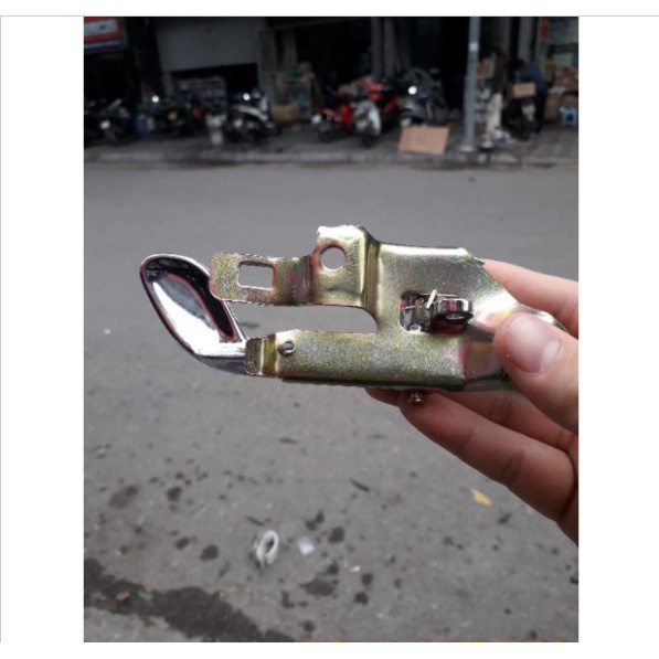 Tay mở cửa trong xe mitsubishi jolie