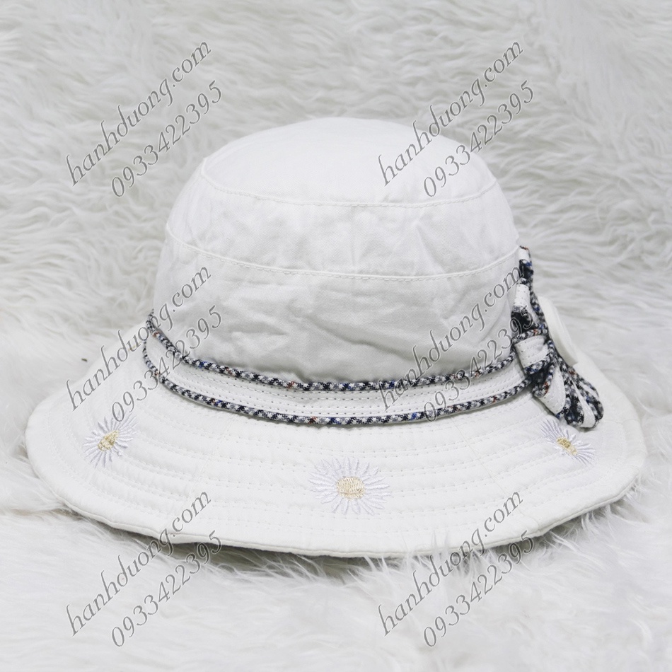 Mũ bo vành rộng 7cm gắn hoa và thêu hoa xung quanh vành nón, vải cotton cao cấp của AT phù hợp cho nữ