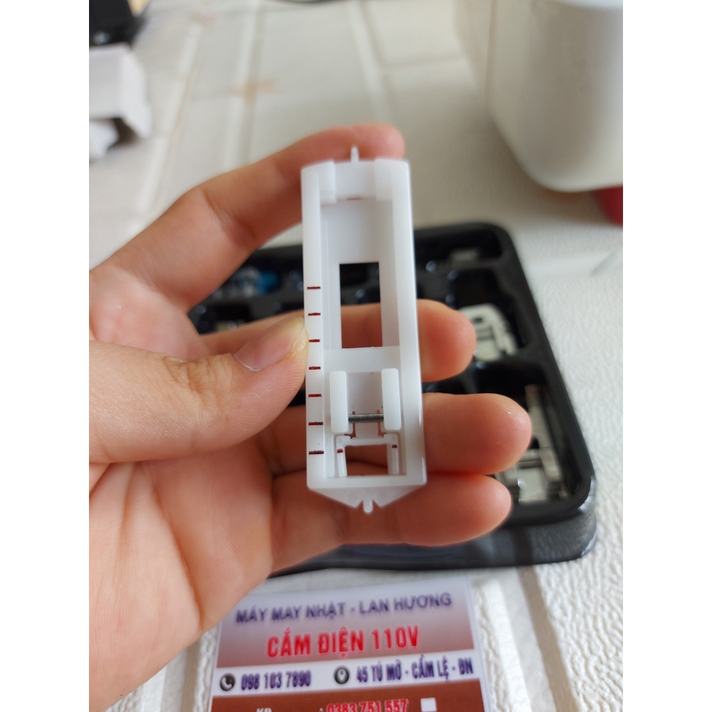 Chân Vịt Thùa Khuy 4 Bước, 2 Bước Máy May GIa Đình Đa Năng- Dành Cho Các Dòng Máy Chính Trục - Chân Nhựa Chắc Chắn - Mới