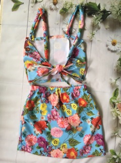 Bộ áo dây và chân váy