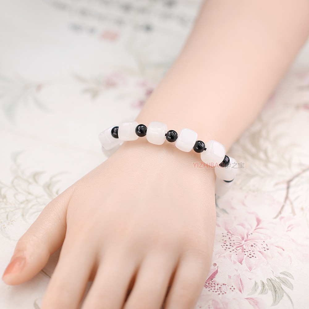 Vòng tay đá ngọc bích tự nhiên màu trắng xinh xắn | BigBuy360 - bigbuy360.vn